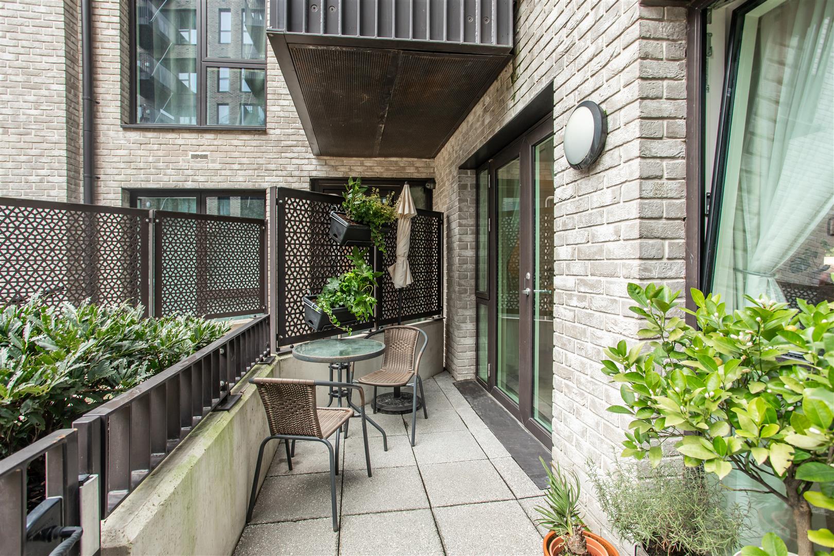 3 bed property in Highland Street, Stratford